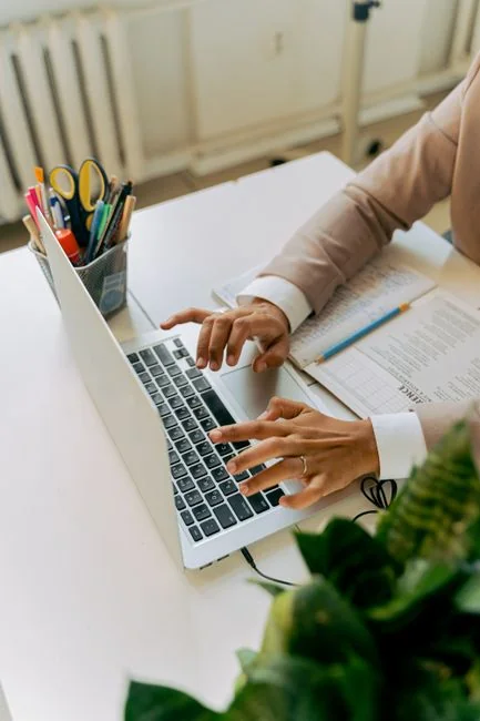 Équipe examinant des graphiques financiers et des données numériques sur des tablettes dans un environnement de bureau.